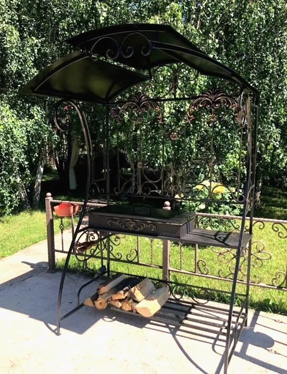 Современный новый дом с баней и банным чаном и бассейном