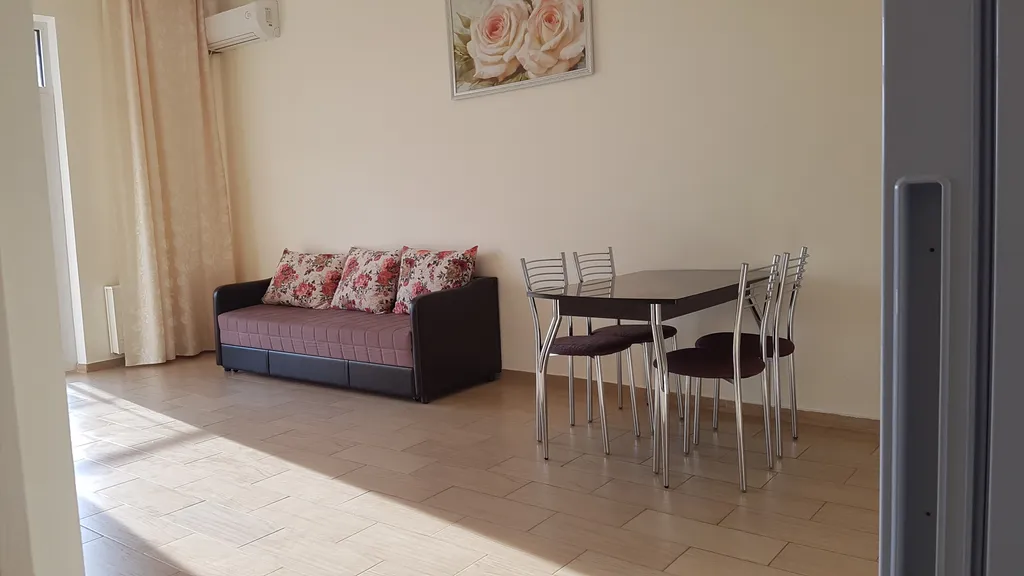 Двухкомнатная квартира на берегу моря