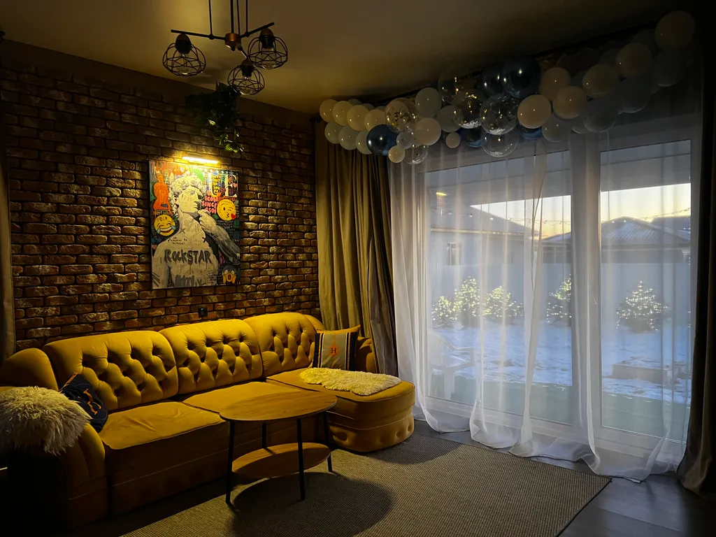 Уютный дом с видом на закат