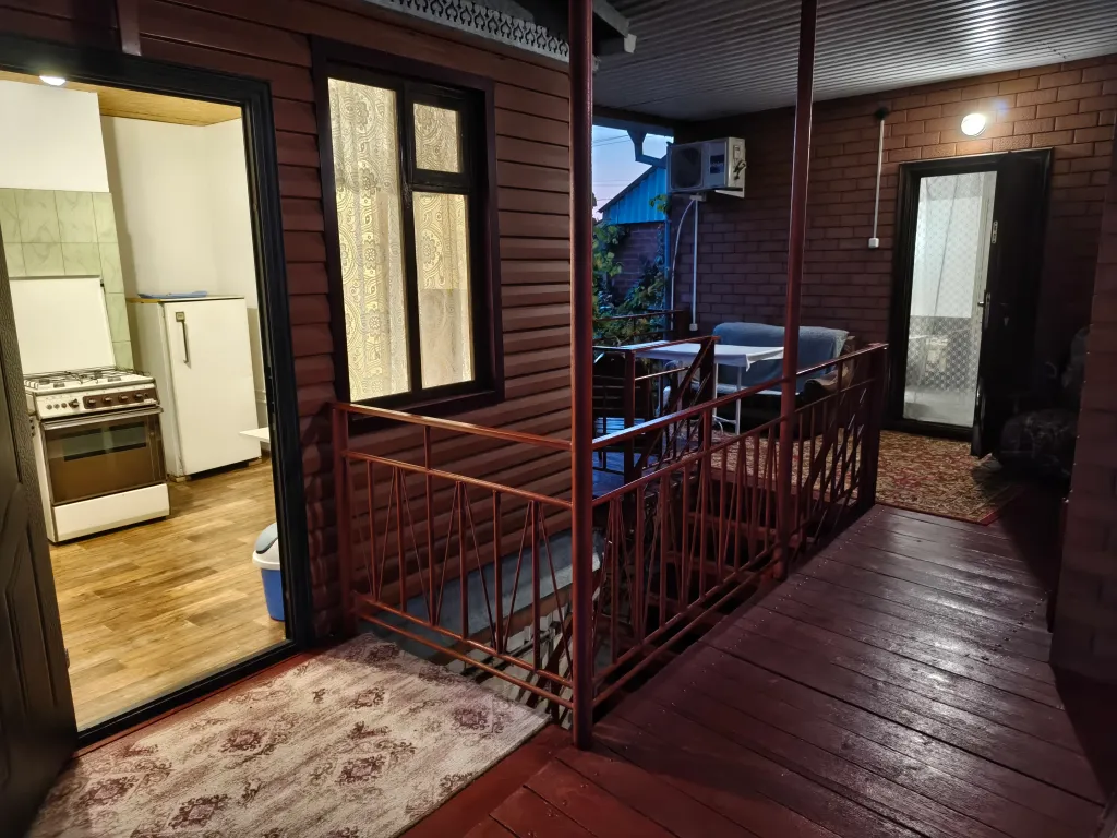 Номер со своей территорией для отдыха под навесом