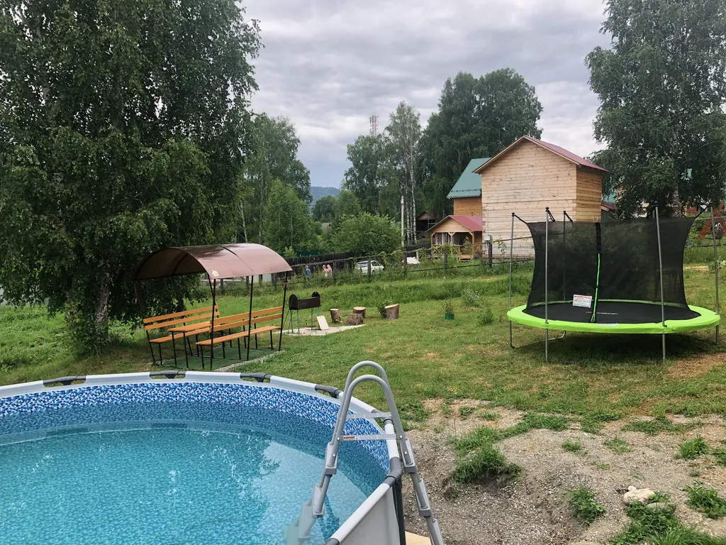 Комната с видом на горы в уютном доме