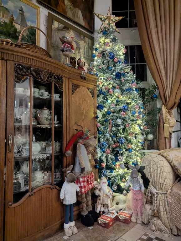 Большой красивый дом с камином в лесу