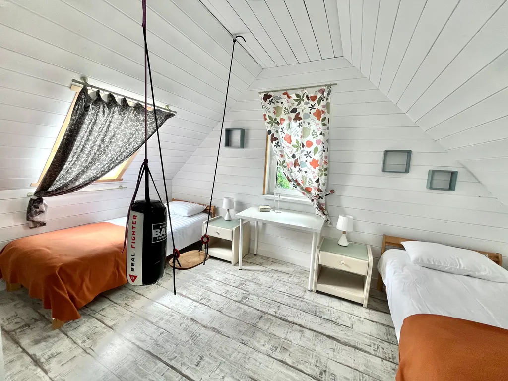 Благоустроенный дом у реки