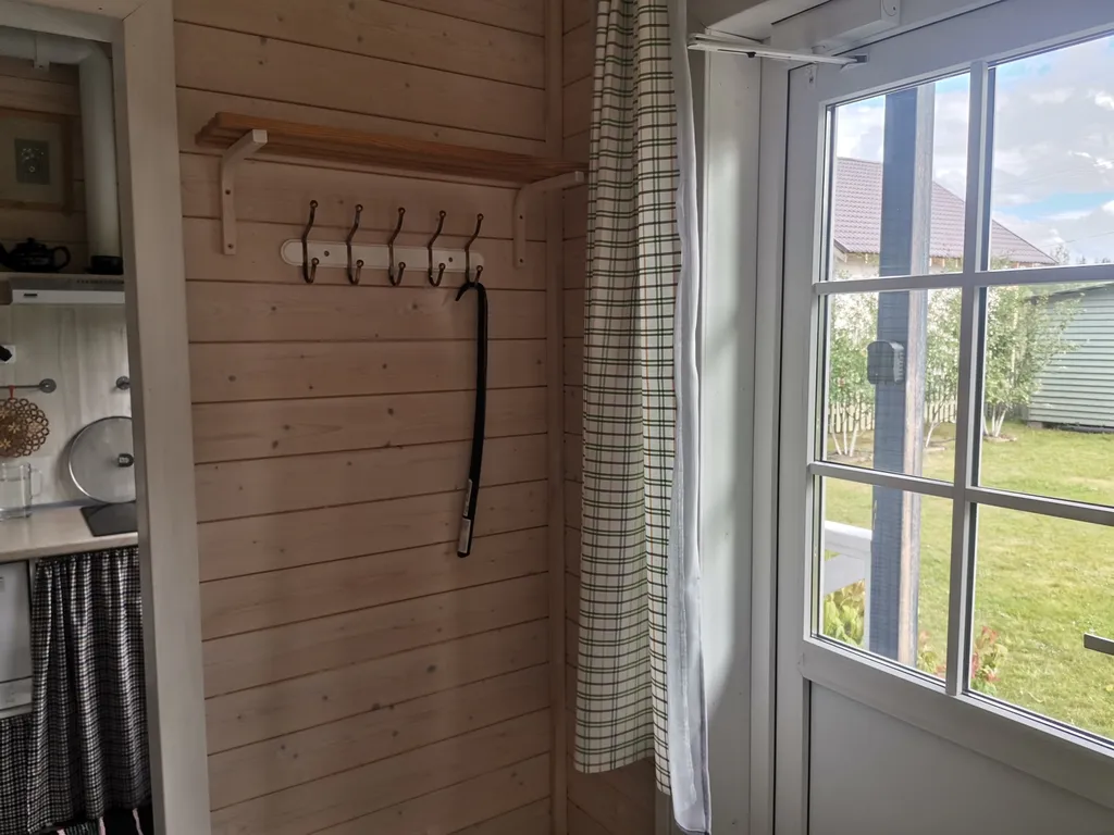 Дом с садом между лесом и рекой