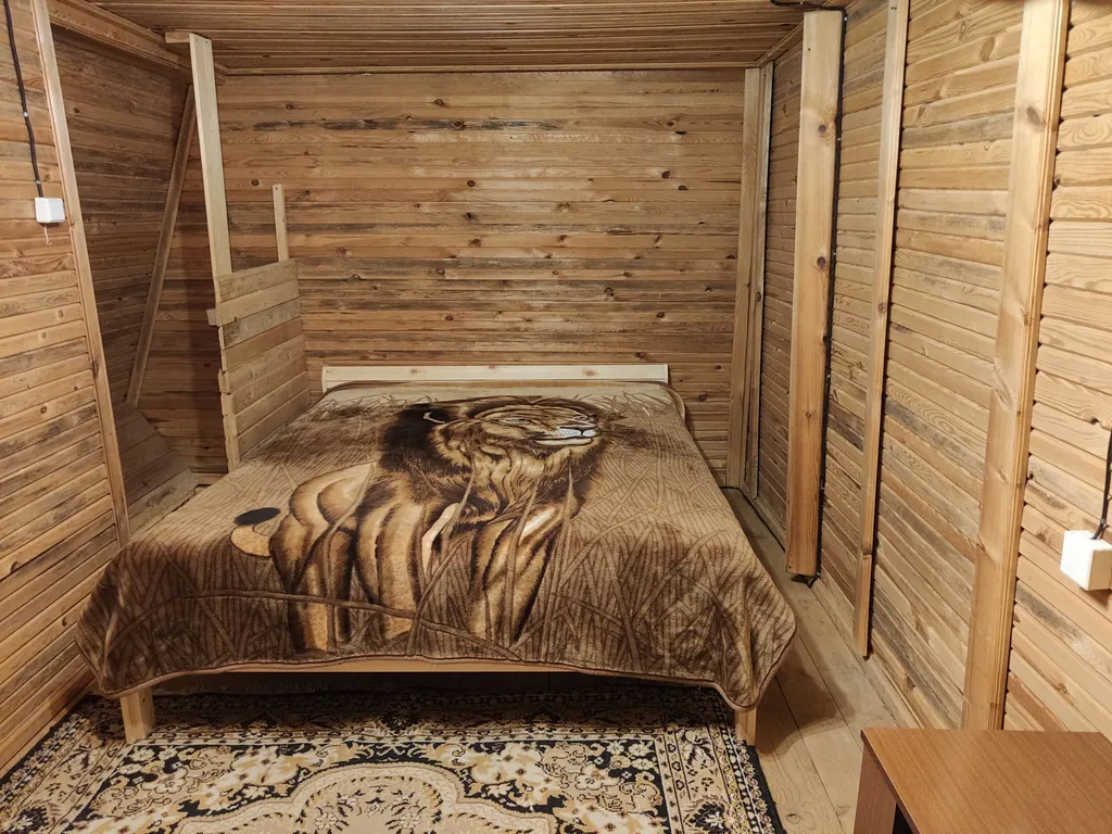 Дом в окружении леса, озёр и рек, около турбазы Алоль