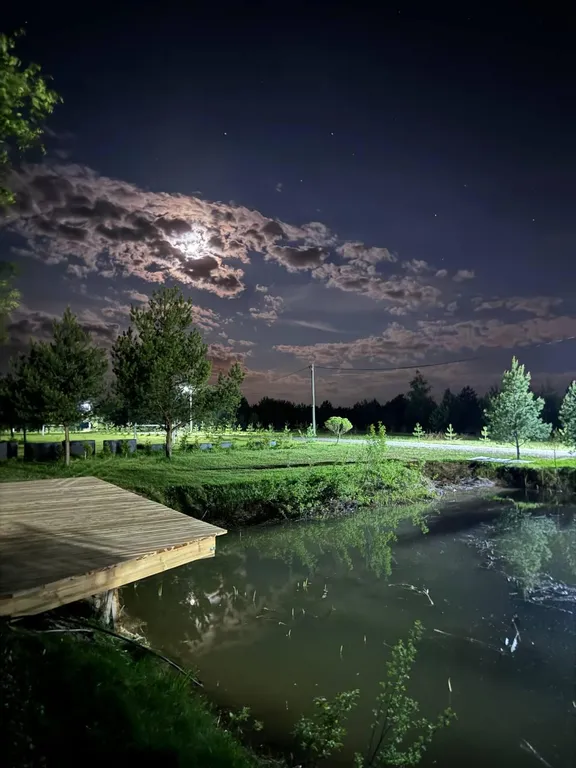 Дом у пруда с пляжем