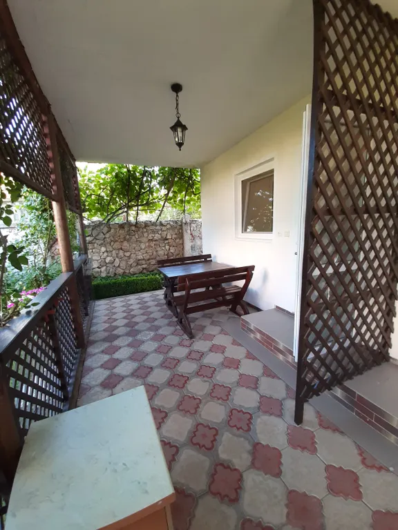 Уютная комната с кухней и беседкой  в частном доме