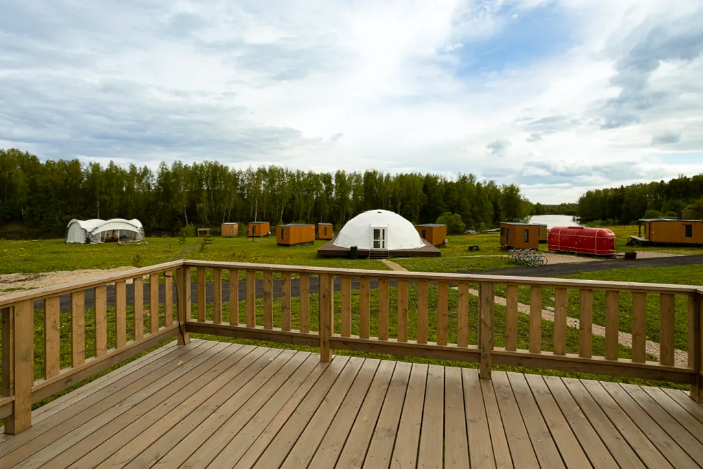 Барн с вторым светом и видом на реку