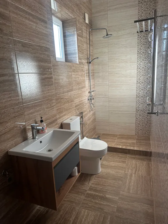 Новый коттедж c 9-ю спальнями бассейном и верандой