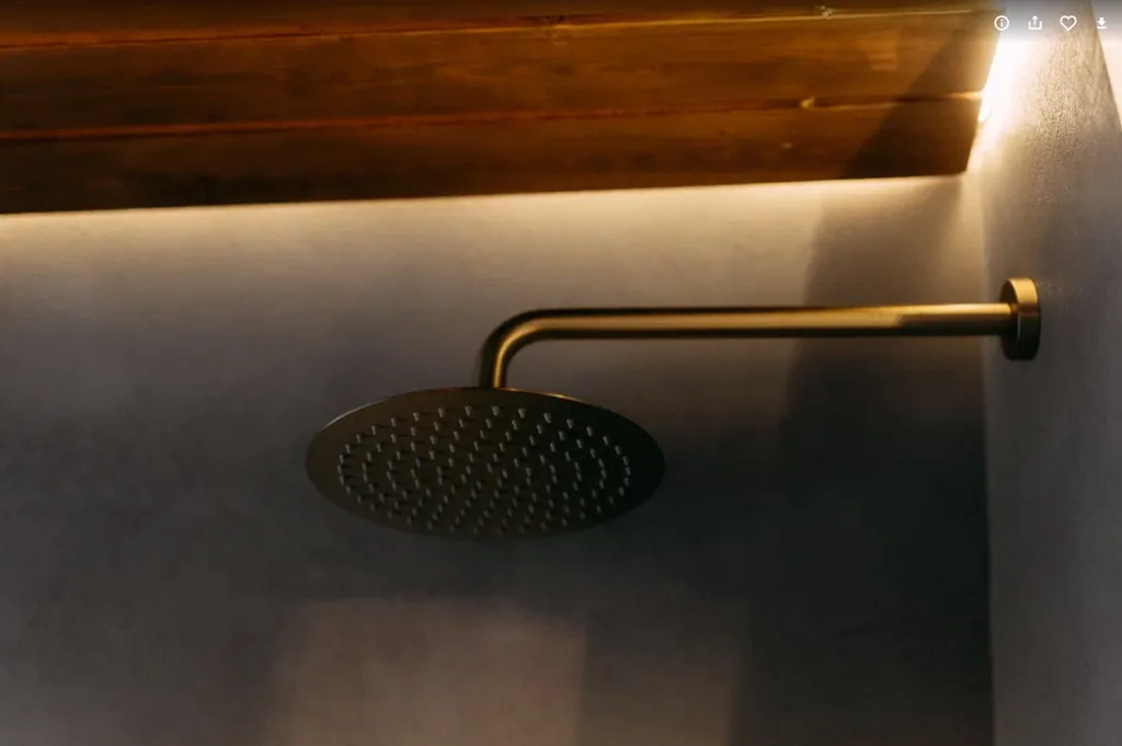 Хвойный - треугольный дом в сосновом лесу