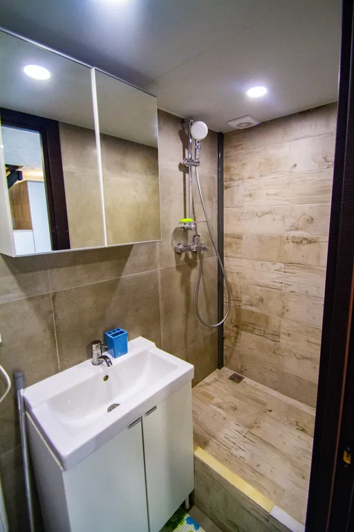 Двухъярусная студия с дизайнерским ремонтом