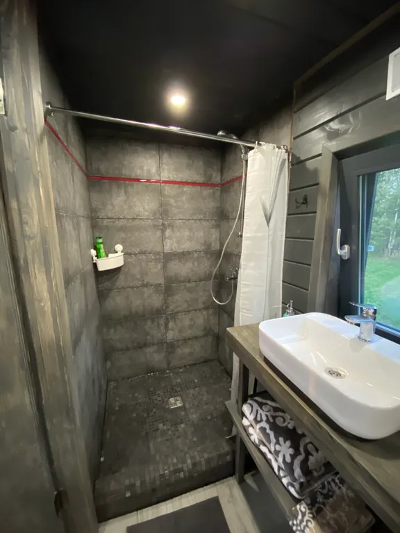 Дом на берегу реки с видом на закат