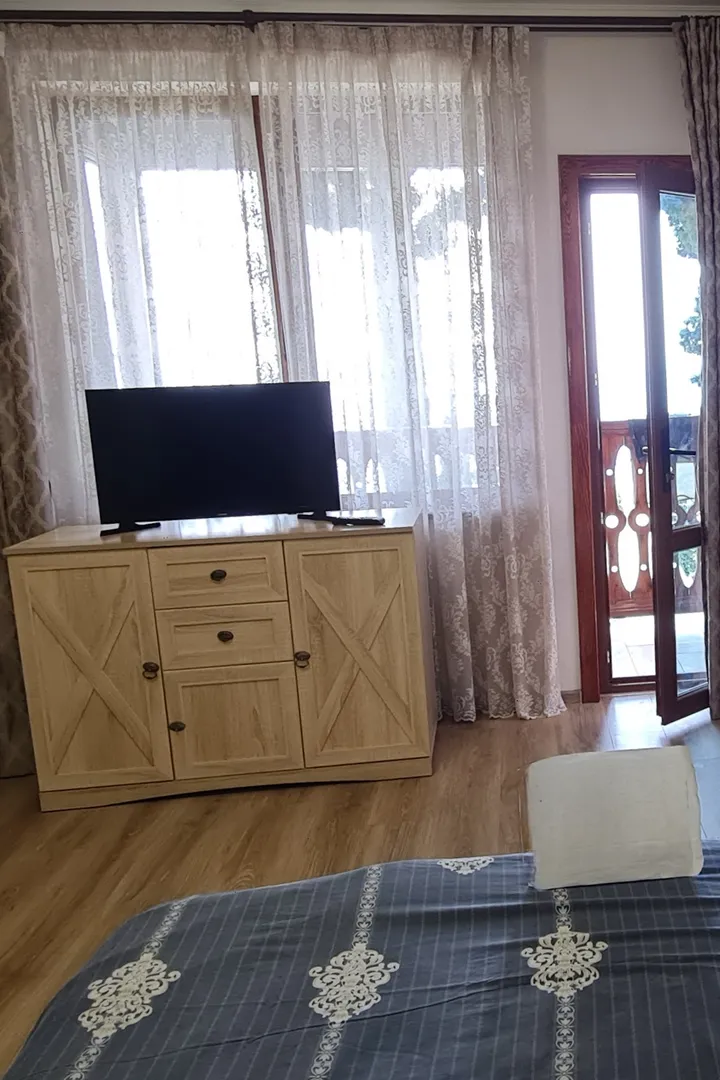 Двухспальная кровать с ортопедическим матрасом, телевизор, выход на открытый балкон
