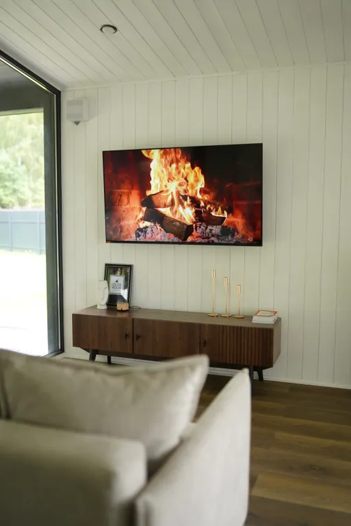 Домик на Новогодние праздники с панорамными окнами в лесу