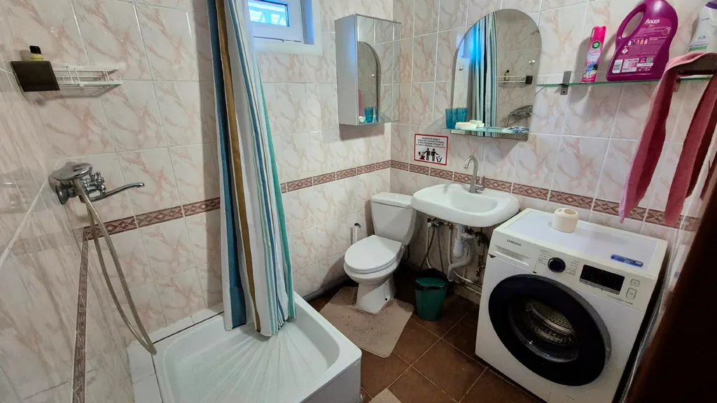 Трёхэтажный таунхаус в живописном месте с большим садом