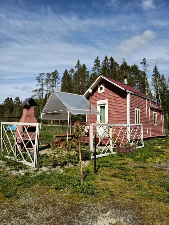 Домик у пруда