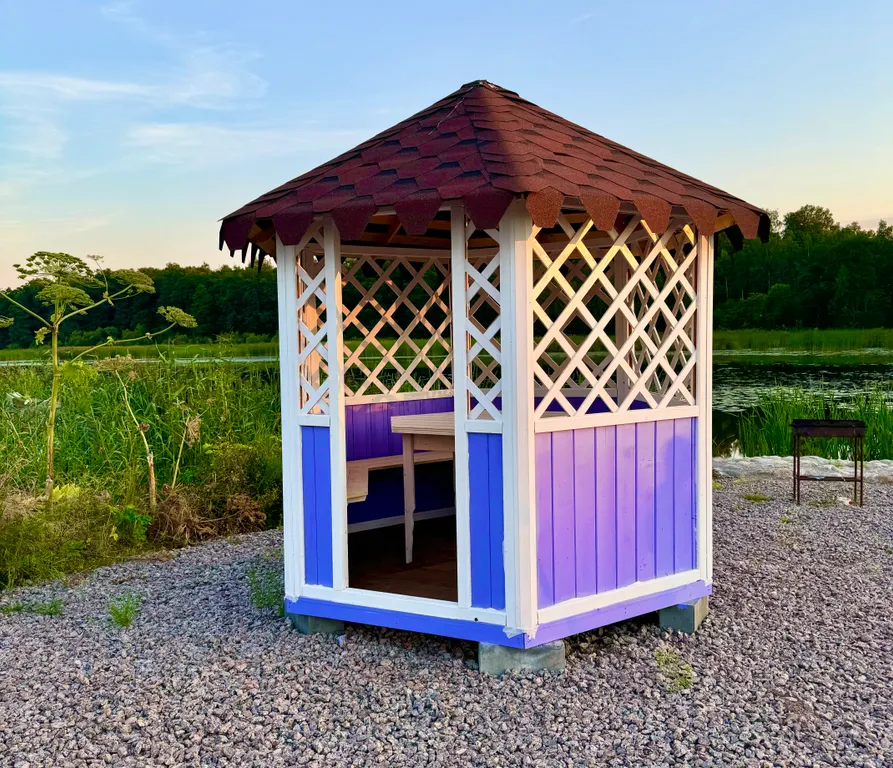 Новый домик на берегу бухты залива