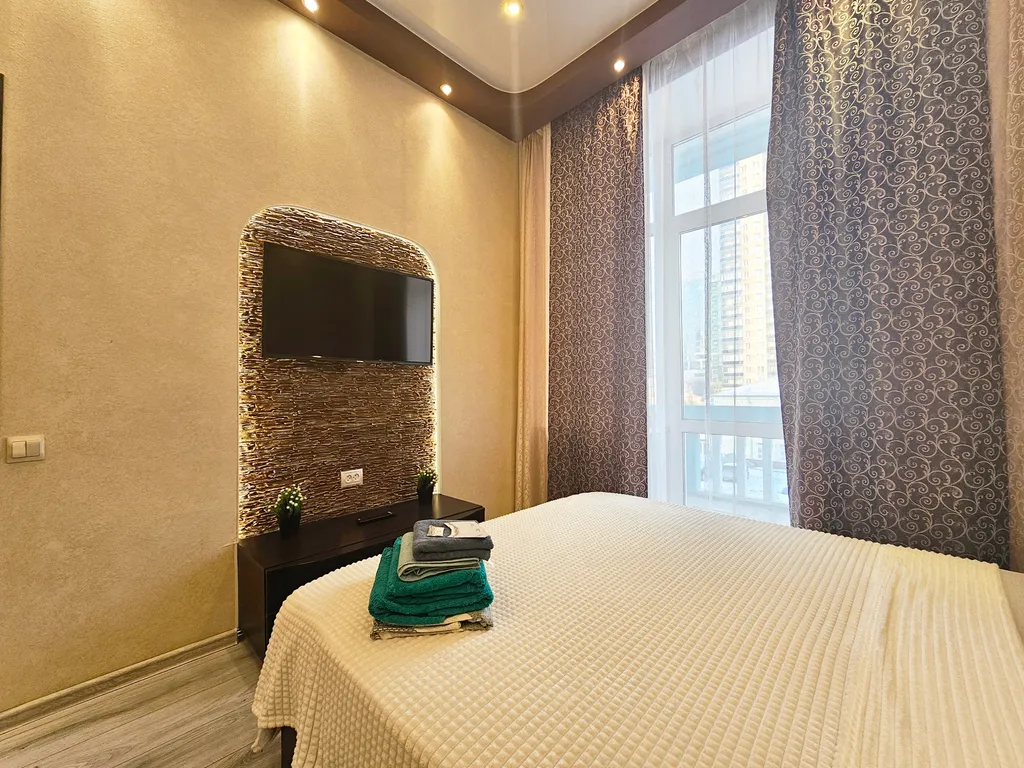 Третий дом возле главного жд вокзала и автовокзала