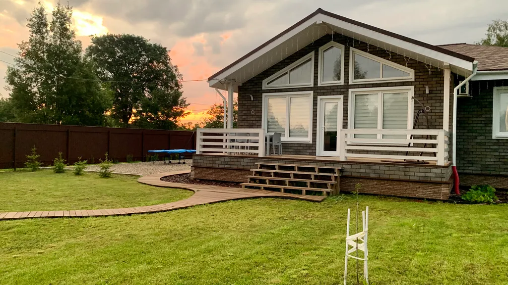 Уютный современный дом с террасой и банным чаном на участке 17 соток