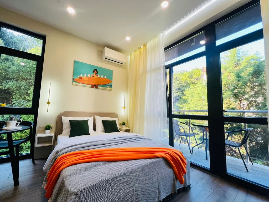 Апартаменты с балконом и бассейном на территории