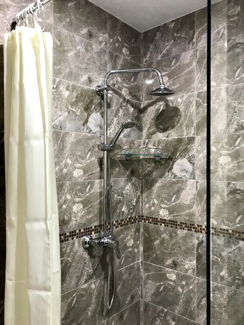 Современный, комфортный душ с верхним и ручным душем в каждом номере.
