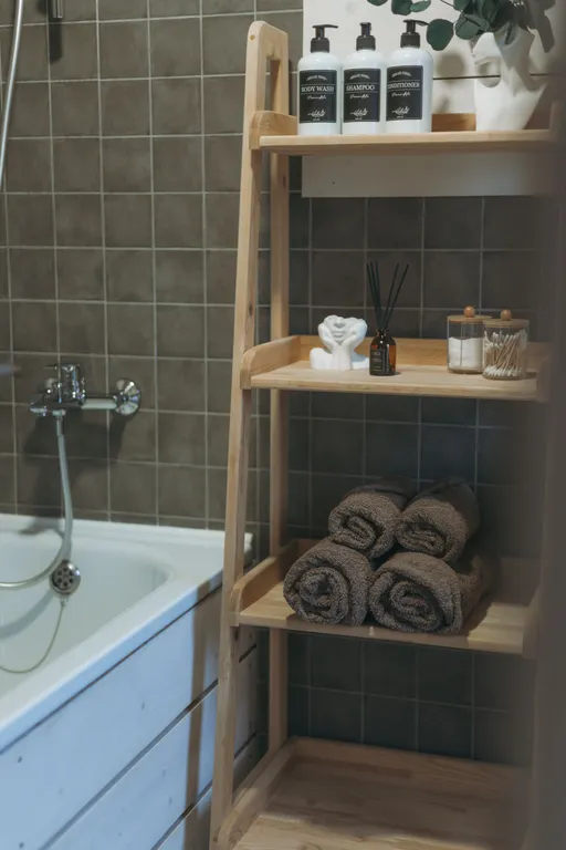 Дом с баней и чаном у воды и леса бохо