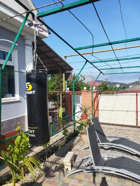 Коттедж Часть дома с зелёной зоной отдыха во дворе и летней кухней — аренда посуточно в Алушта