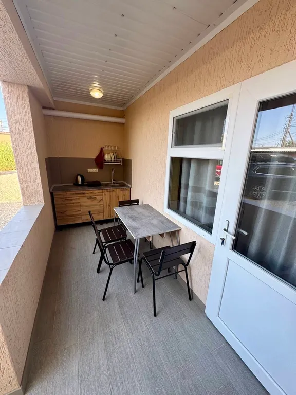 Семейный номер с кухней на веранде в центре