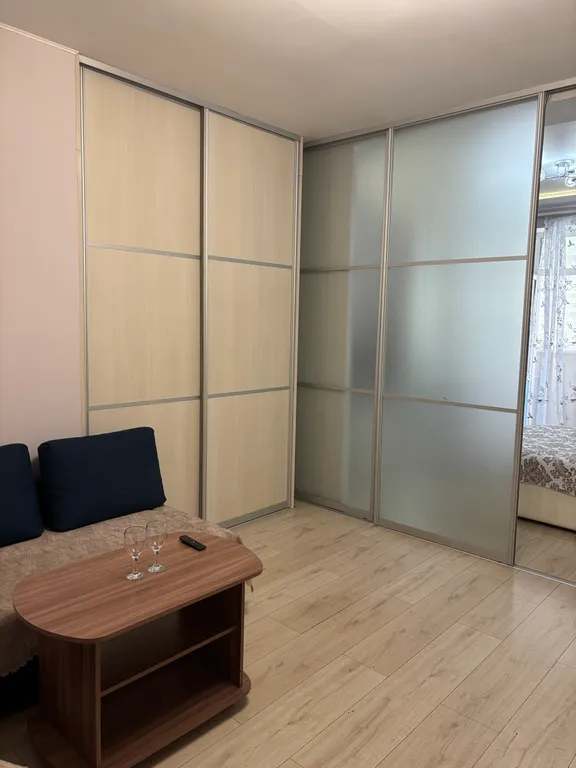 Уютная, чистая квартира в удобном районе, имеется водонагреватель.