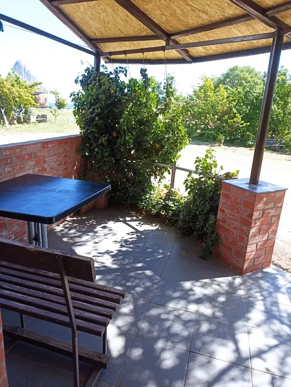 Трёхместный номер на берегу моря у подножия вулкана Кара-Даг