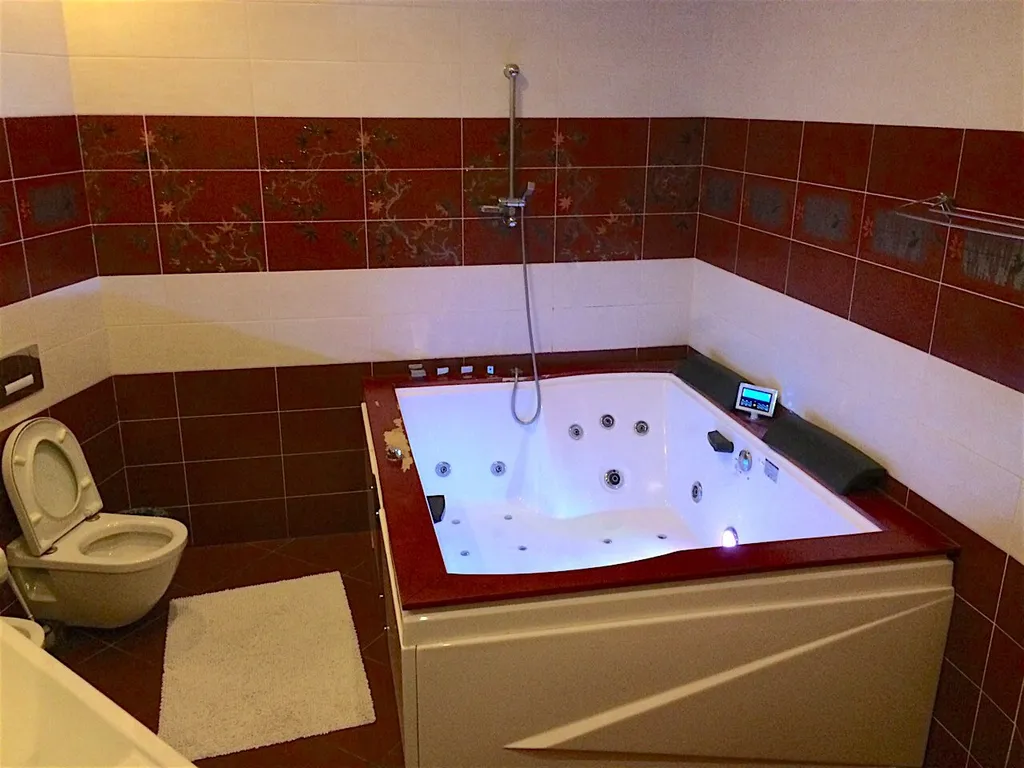 Шикарный коттедж с уютным средневековым интерьером