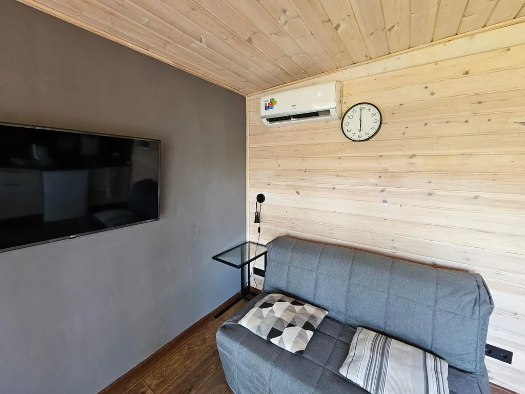 Атмосферный домик рядом с озером и лесом