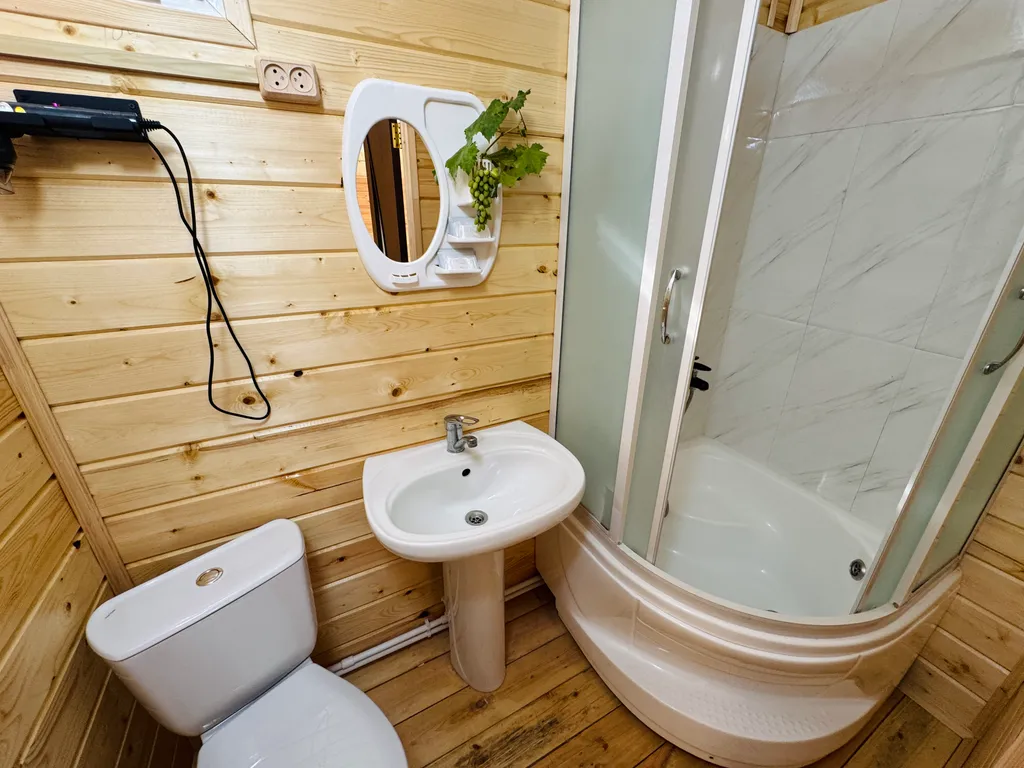 Домик 6-ти местный 2-х комнатный с кухней