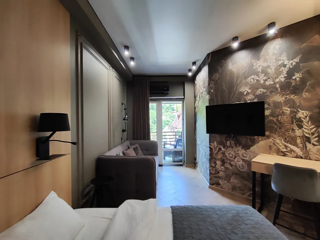 Дизайнерская студия с балконом