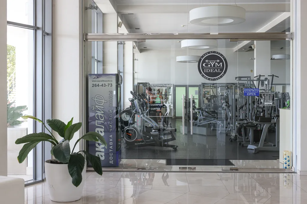 Дизайнерская квартира с террасой, бассейном и видом на море