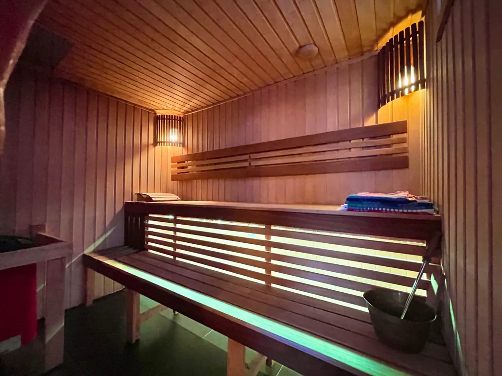 Коттедж с 6 спальнями, сауной и камином