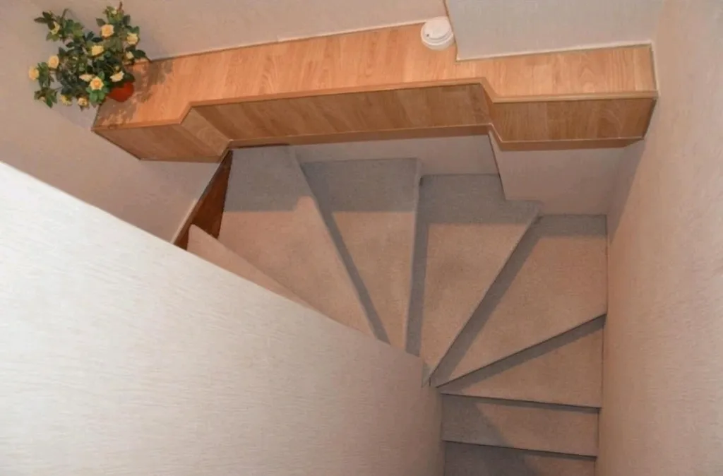 On two levels with two bathrooms