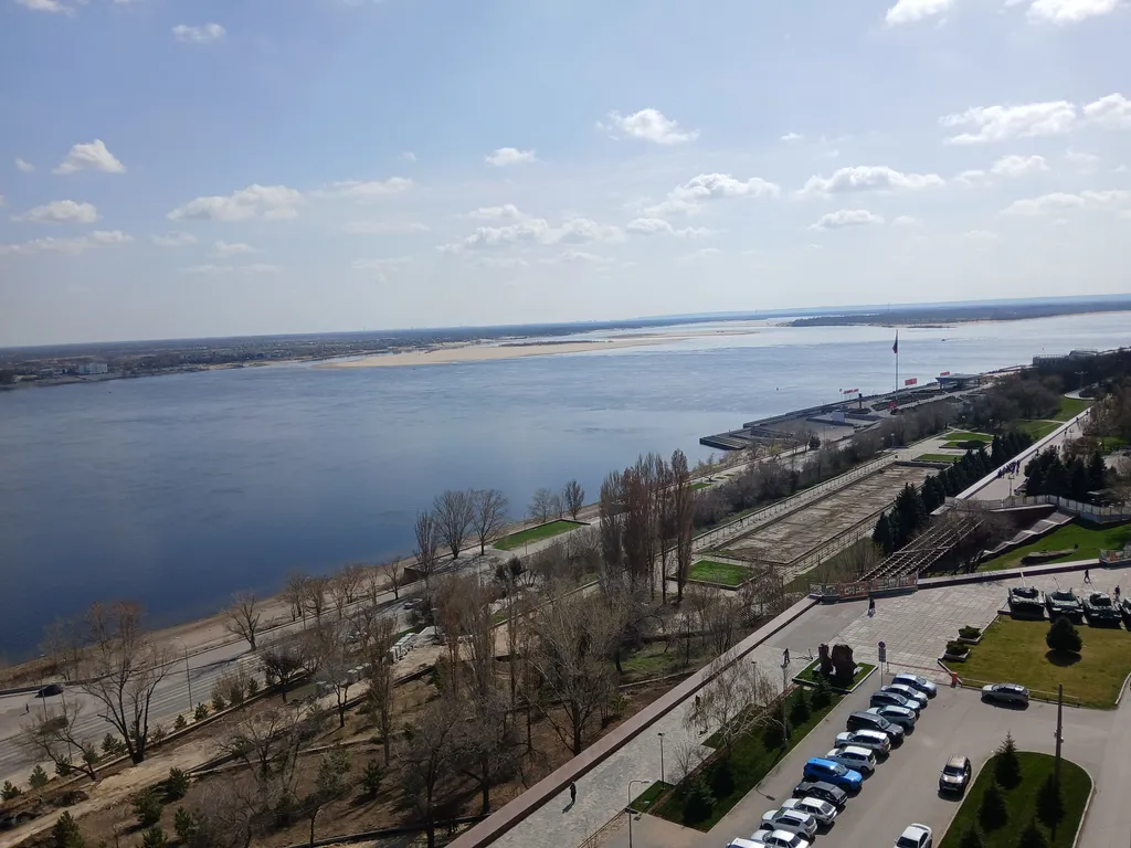 Жизнь с видом реку: огромная лоджия с панорамным остеклением в пол!