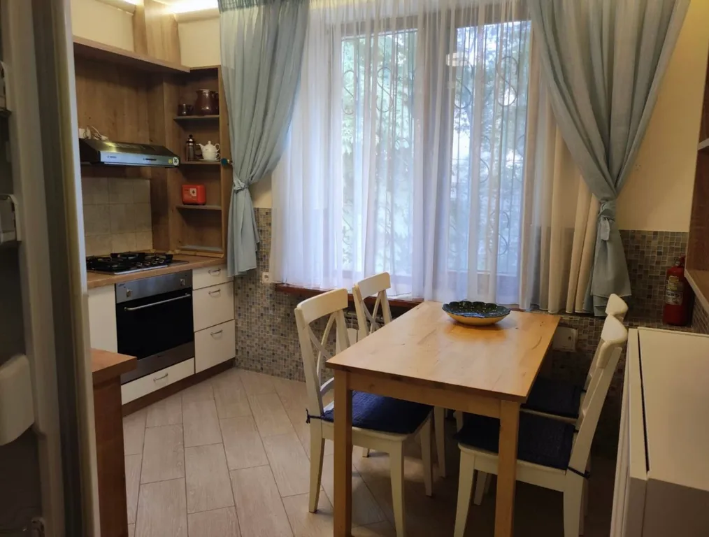 Самый центр, у театра с видом на парк