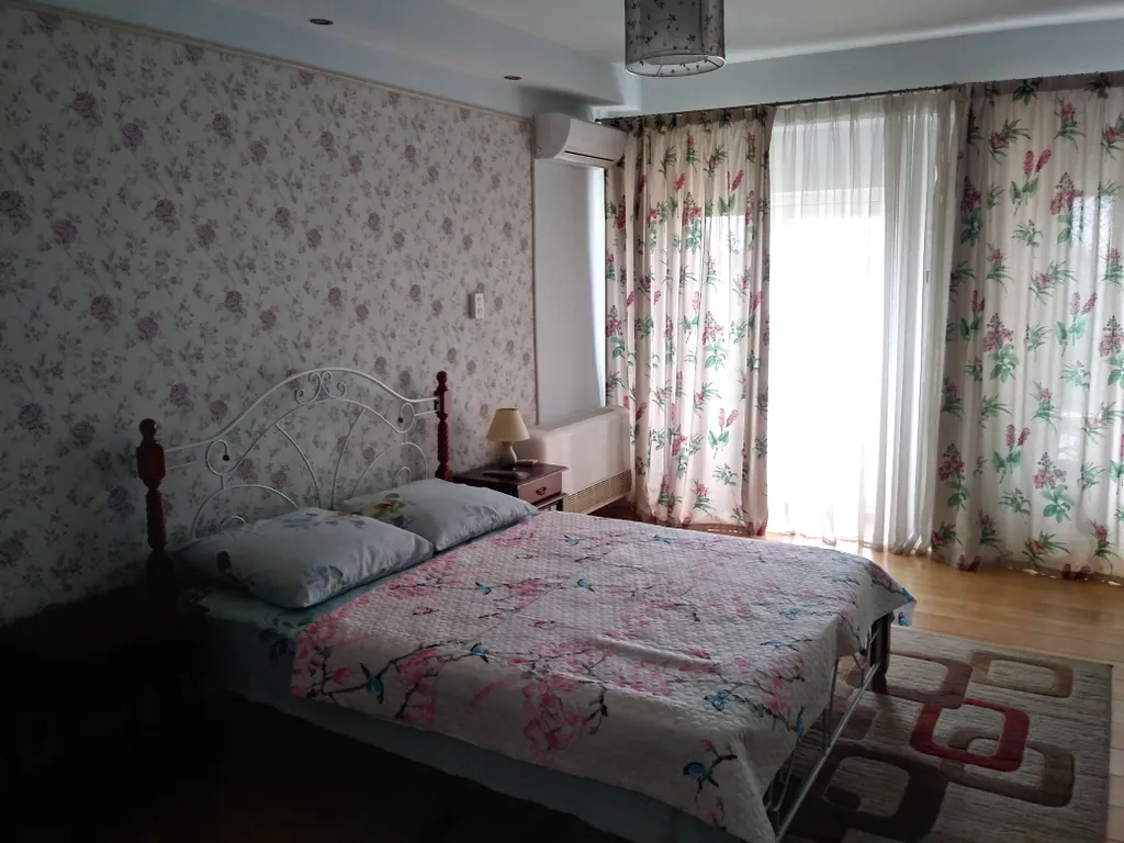 Эллинг на берегу моря