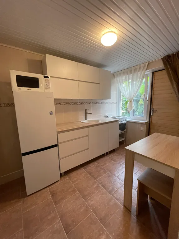 Коттедж Уютная студия с отдельным входом и кухней в центре Адлера — Сочи