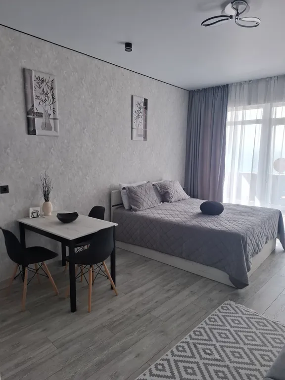 Видовые апартаменты-студия на 1-ой береговой