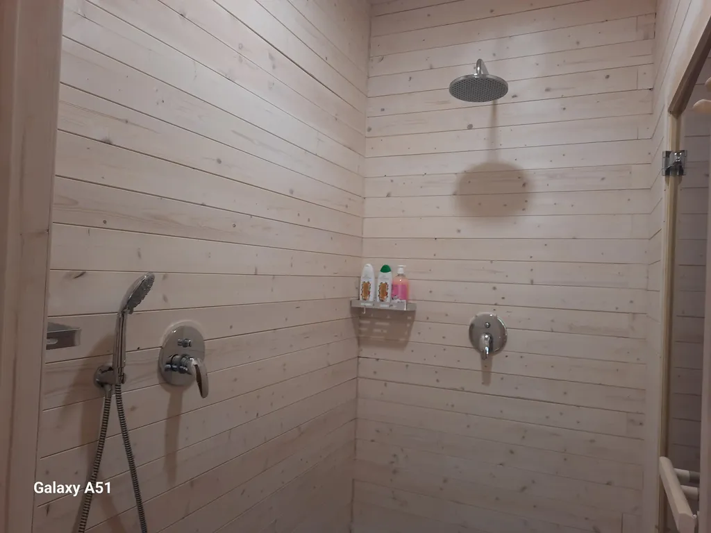 Коттедж с баней и тёплым джакузи