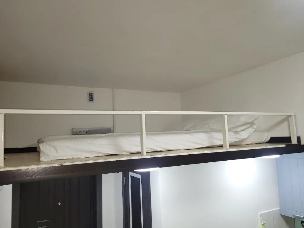 Лофт-5 жёлтая, клёвая двухуровневая студия в центре