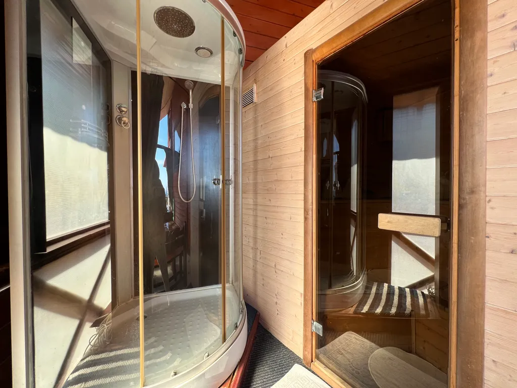 Дом с сауной и большой ванной на террасе