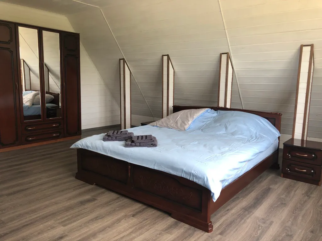 Уютный дом на берегу реки