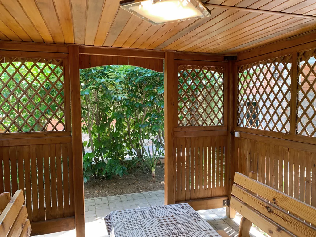 Коттедж Добротный кирпичный дом со своим двором в усадьбе Можжевеловый дворик — Айвовое