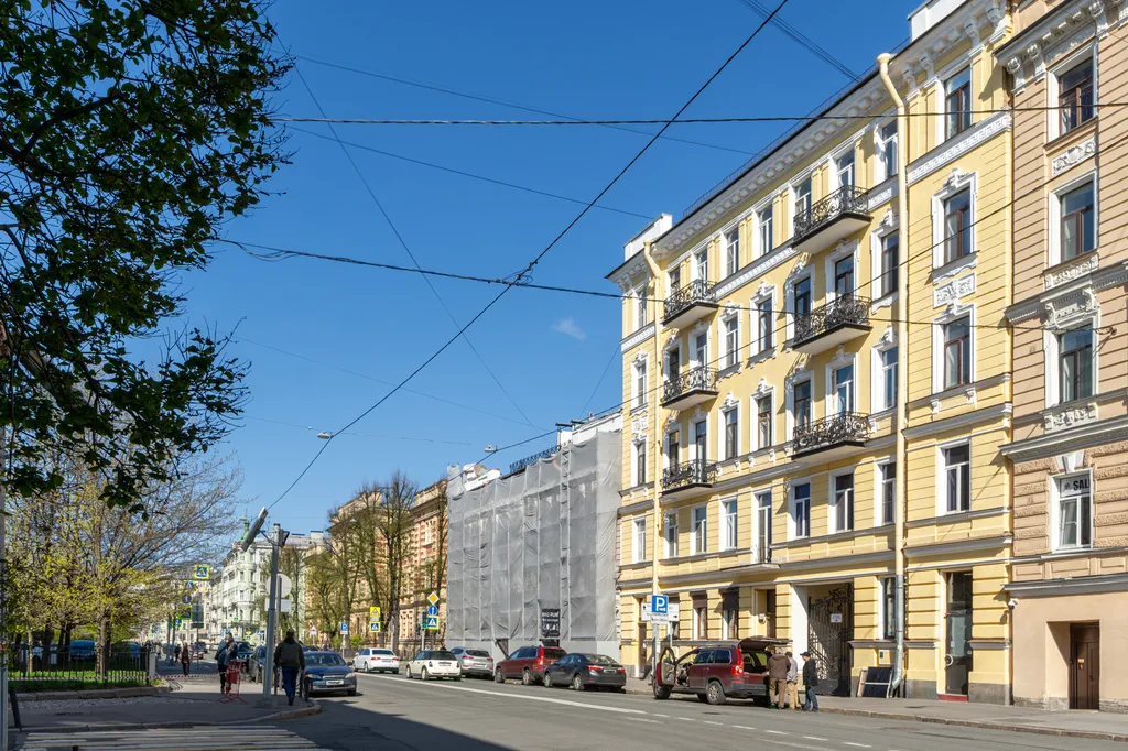 Четырехкомнатная квартира с бaлкoнoм в цeнтрe