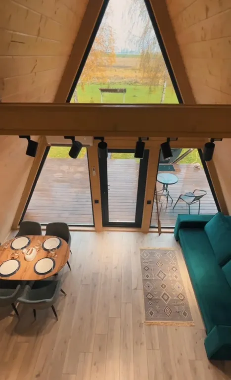 Дом А фрейм с видом на Мирский замок