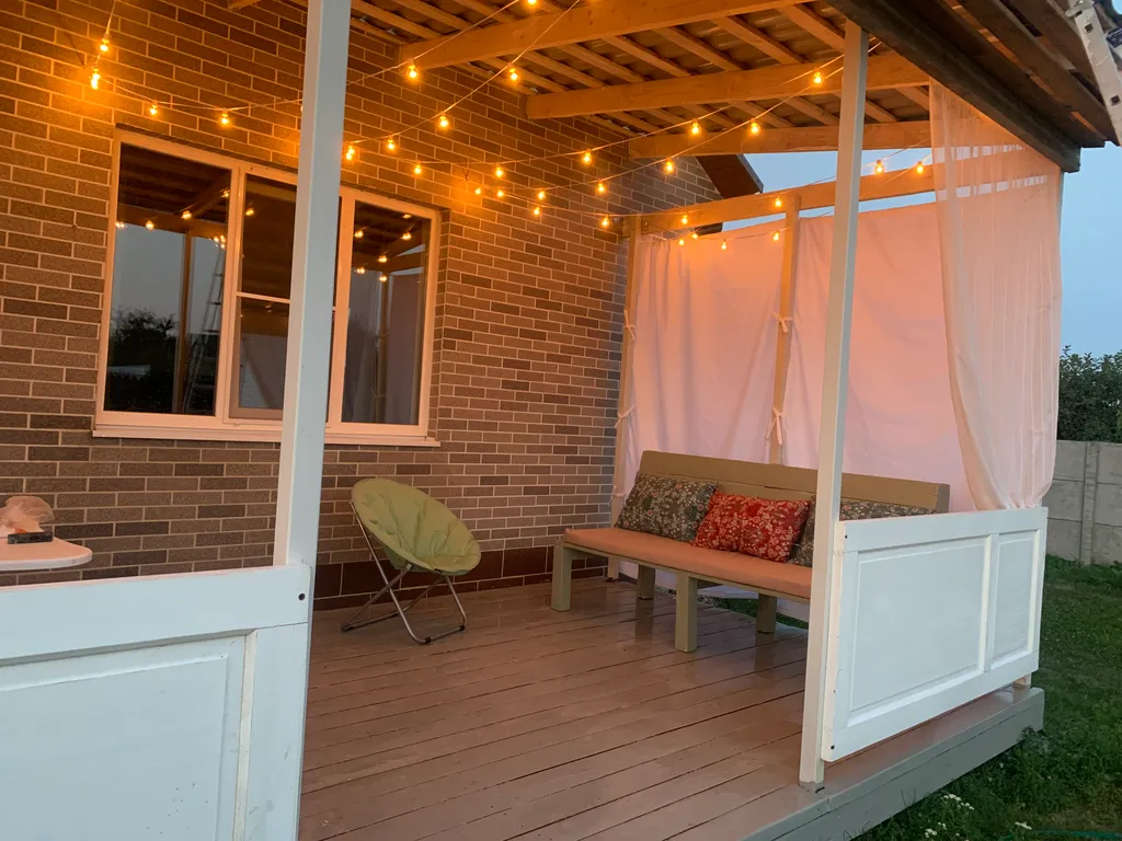 Уютный домик на берегу реки